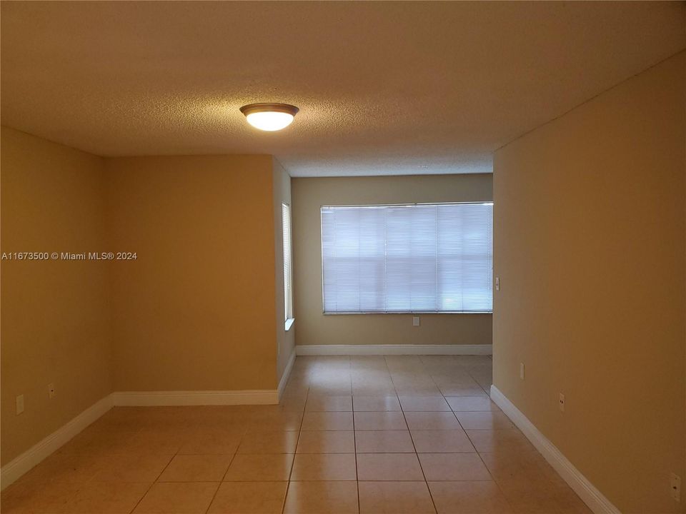 For Sale: $255,000 (2 beds, 1 baths, 965 Square Feet)