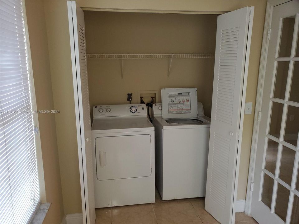 For Sale: $255,000 (2 beds, 1 baths, 965 Square Feet)