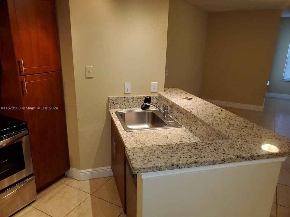 For Sale: $255,000 (2 beds, 1 baths, 965 Square Feet)