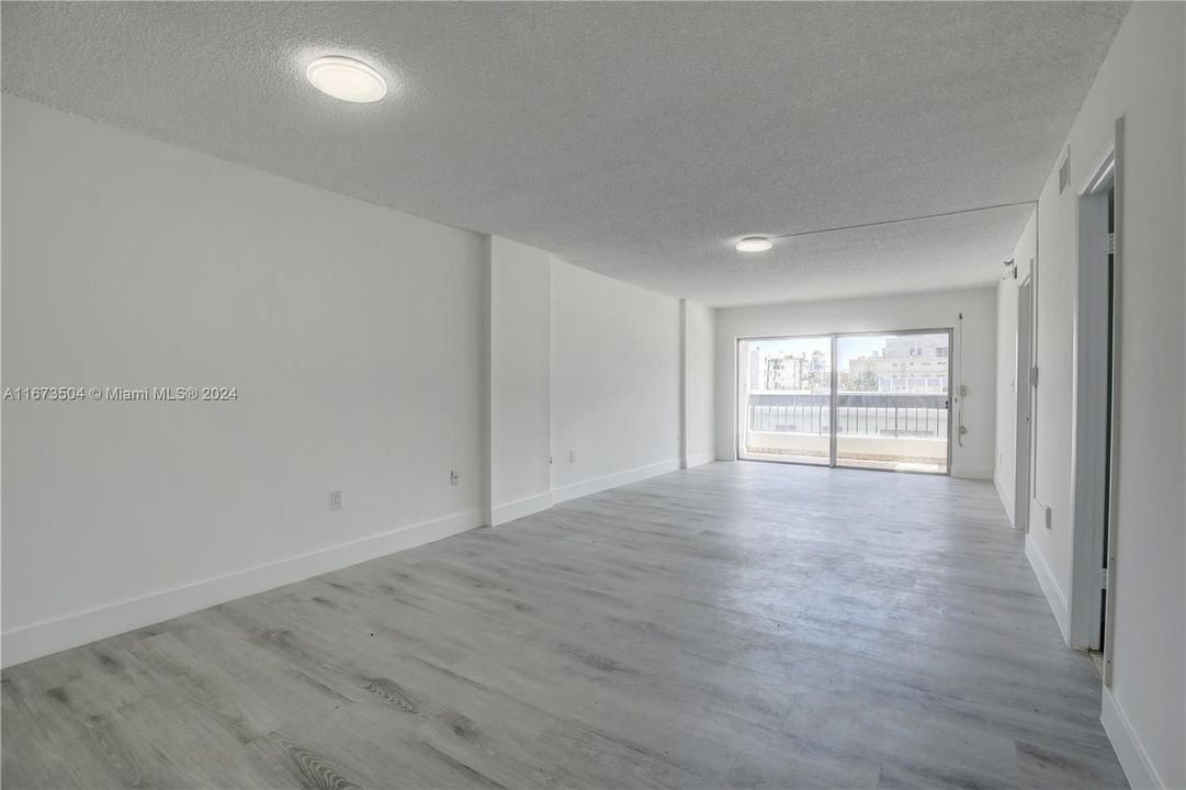 For Sale: $279,000 (1 beds, 1 baths, 918 Square Feet)