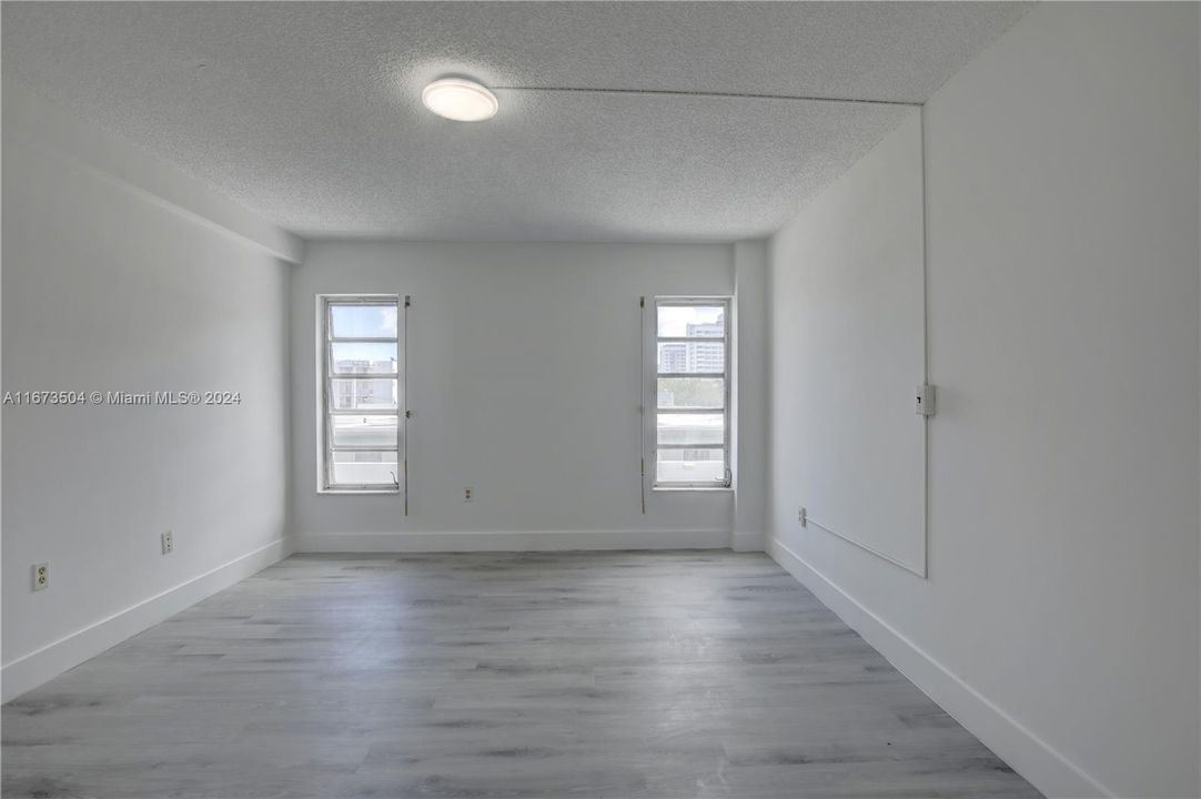 For Sale: $279,000 (1 beds, 1 baths, 918 Square Feet)