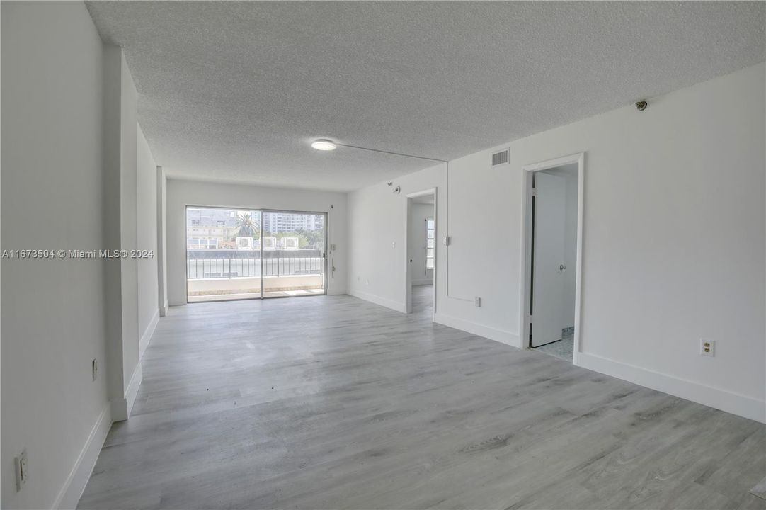 For Sale: $279,000 (1 beds, 1 baths, 918 Square Feet)