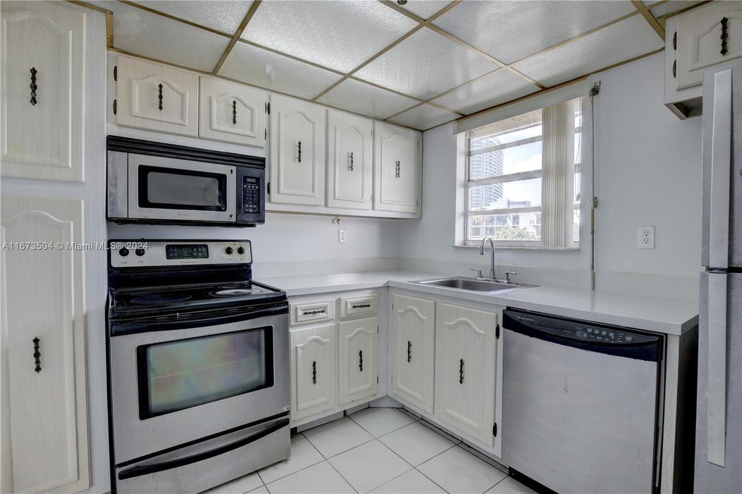 For Sale: $279,000 (1 beds, 1 baths, 918 Square Feet)