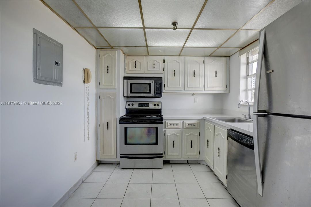 For Sale: $279,000 (1 beds, 1 baths, 918 Square Feet)