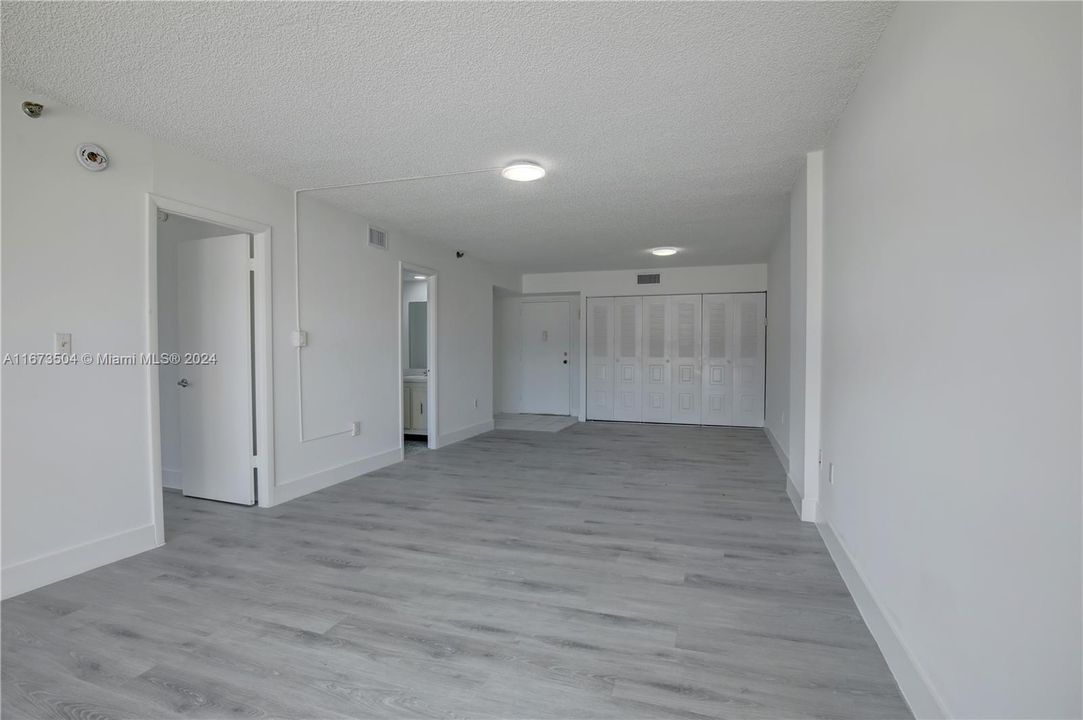 For Sale: $279,000 (1 beds, 1 baths, 918 Square Feet)