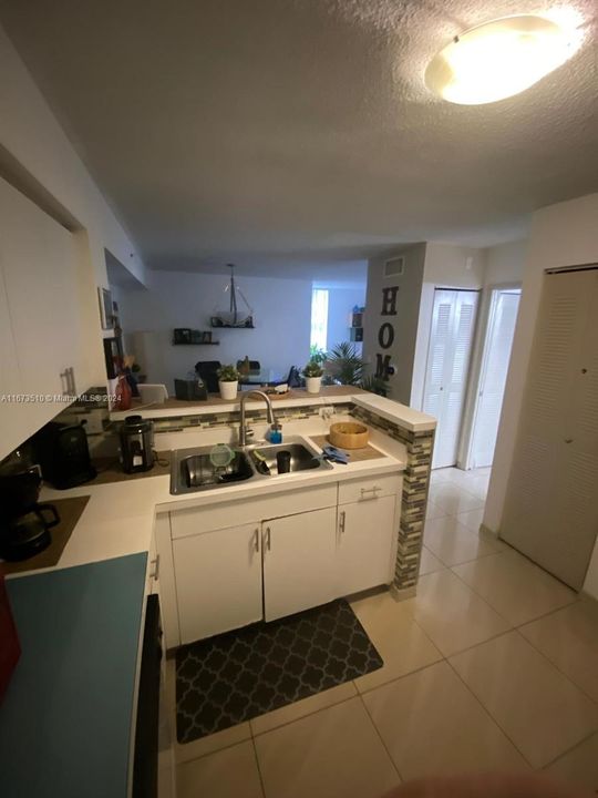 For Sale: $310,000 (1 beds, 1 baths, 743 Square Feet)