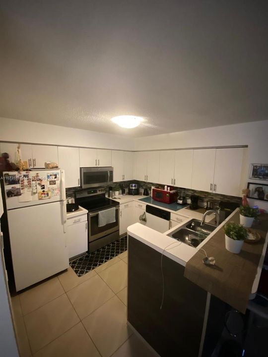 For Sale: $310,000 (1 beds, 1 baths, 743 Square Feet)