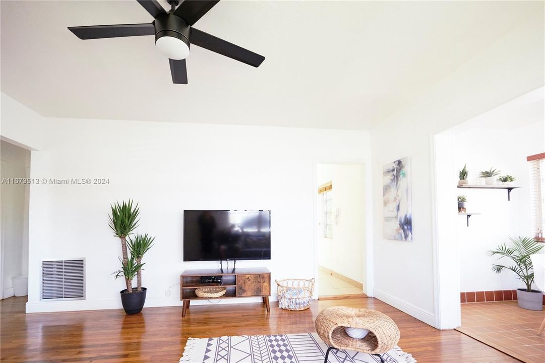 For Sale: $749,000 (2 beds, 1 baths, 1015 Square Feet)