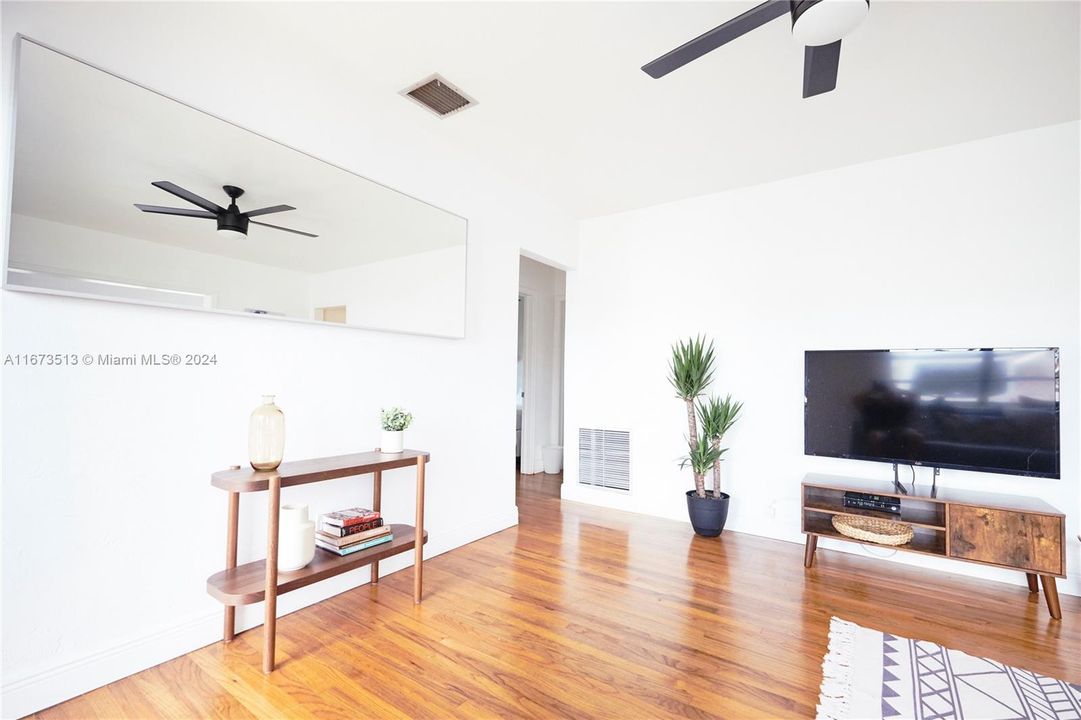 For Sale: $749,000 (2 beds, 1 baths, 1015 Square Feet)