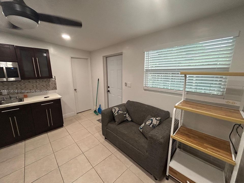 For Rent: $1,550 (1 beds, 1 baths, 1366 Square Feet)