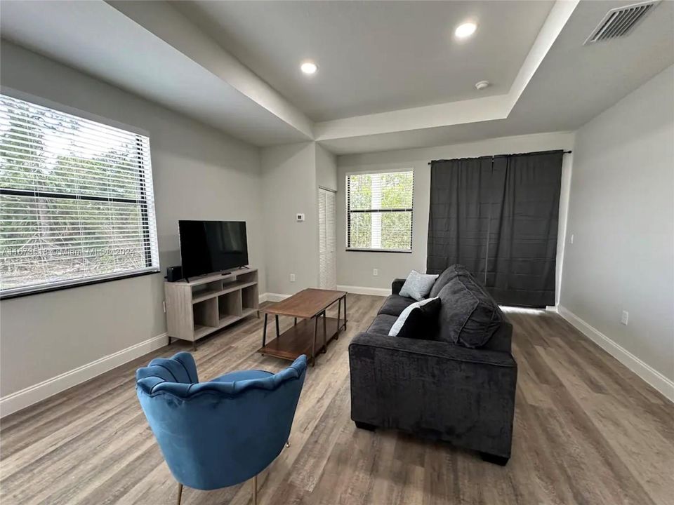 For Sale: $269,900 (2 beds, 2 baths, 1050 Square Feet)