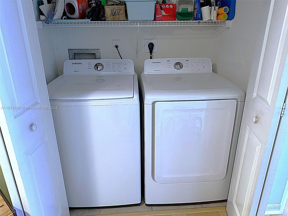 Full Size Washer and Dryer in Unit