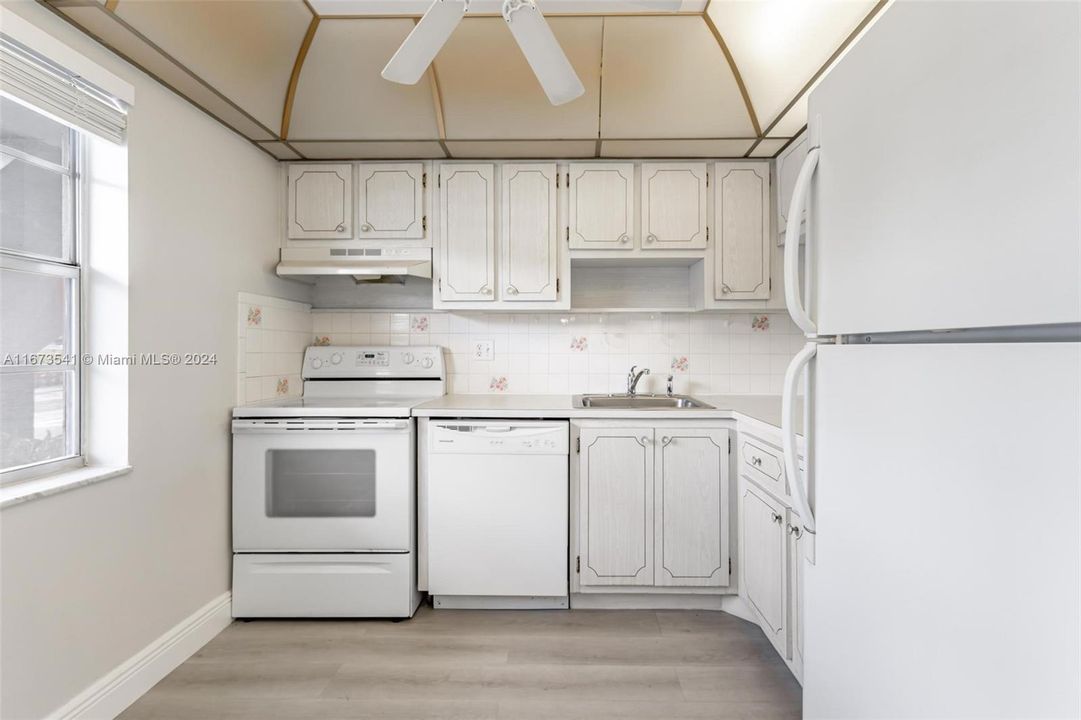 For Sale: $150,000 (2 beds, 2 baths, 930 Square Feet)