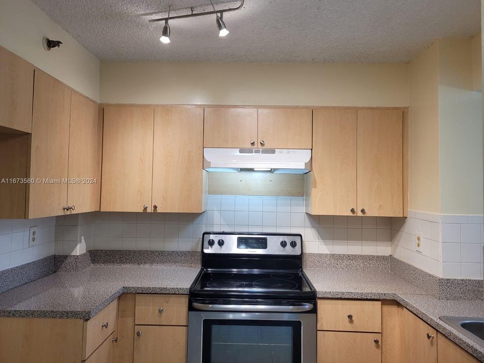 Active With Contract: $1,700 (1 beds, 1 baths, 603 Square Feet)