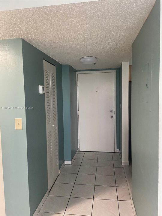 Active With Contract: $1,700 (1 beds, 1 baths, 603 Square Feet)