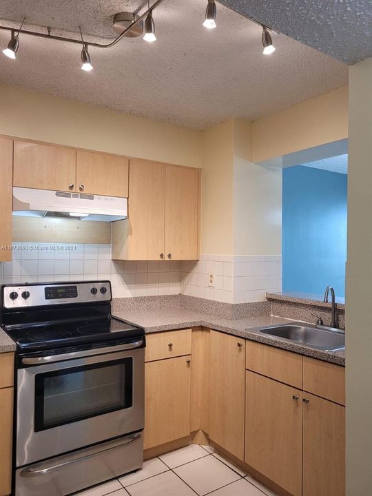 Active With Contract: $1,700 (1 beds, 1 baths, 603 Square Feet)