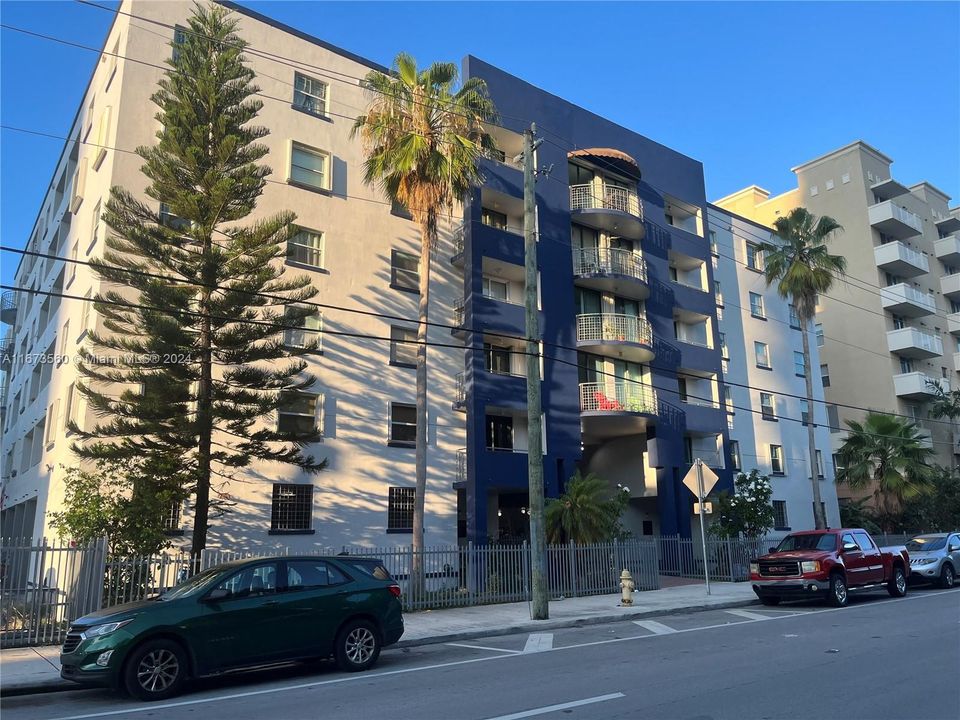 Active With Contract: $1,700 (1 beds, 1 baths, 603 Square Feet)