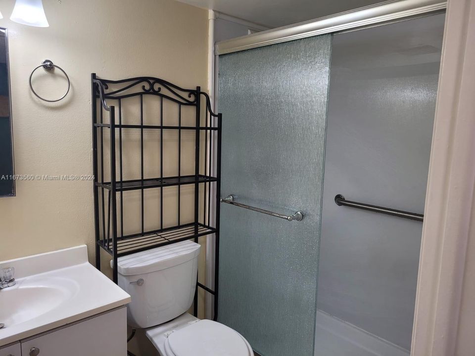 Active With Contract: $1,700 (1 beds, 1 baths, 603 Square Feet)