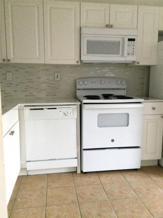 For Rent: $2,150 (2 beds, 2 baths, 920 Square Feet)