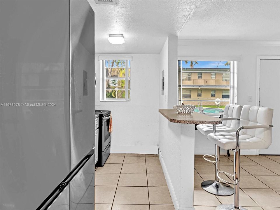 For Sale: $215,000 (1 beds, 1 baths, 558 Square Feet)