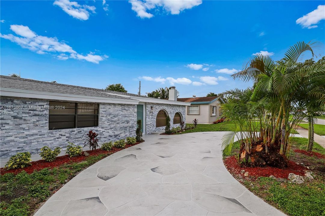 For Sale: $649,900 (4 beds, 2 baths, 1080 Square Feet)