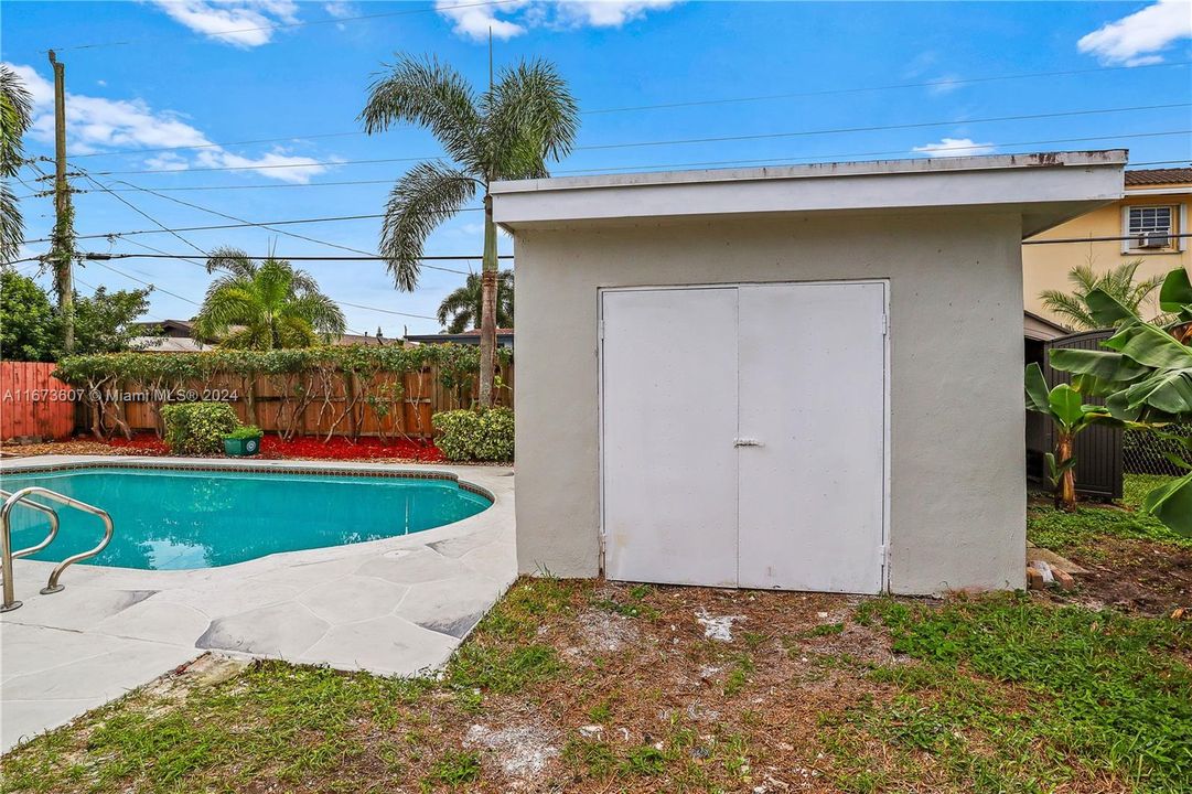 For Sale: $649,900 (4 beds, 2 baths, 1080 Square Feet)