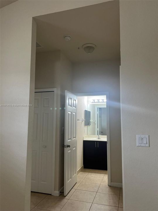 Active With Contract: $2,260 (2 beds, 2 baths, 1001 Square Feet)