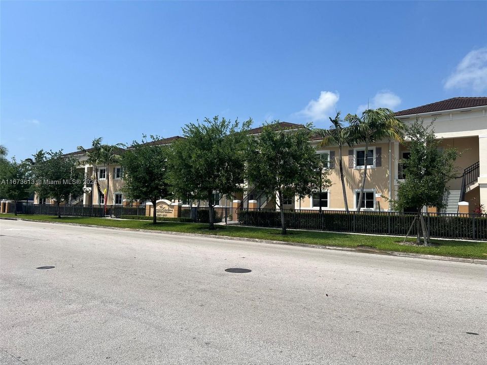 Active With Contract: $2,260 (2 beds, 2 baths, 1001 Square Feet)