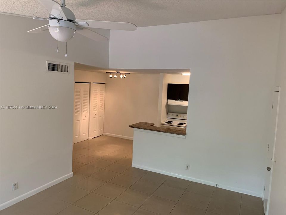 For Sale: $267,000 (2 beds, 2 baths, 926 Square Feet)