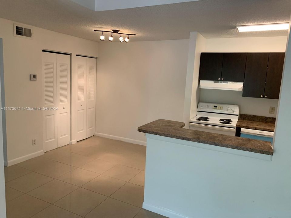 For Sale: $267,000 (2 beds, 2 baths, 926 Square Feet)