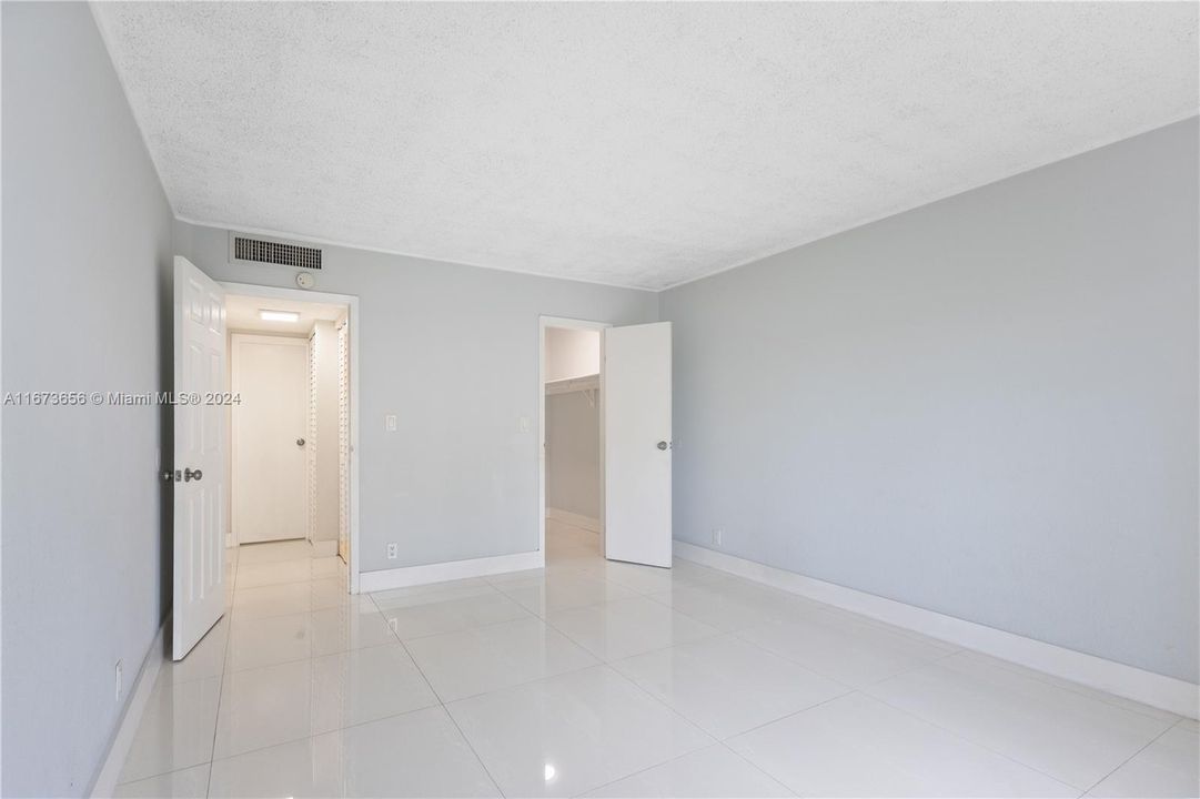 For Sale: $262,000 (1 beds, 1 baths, 810 Square Feet)