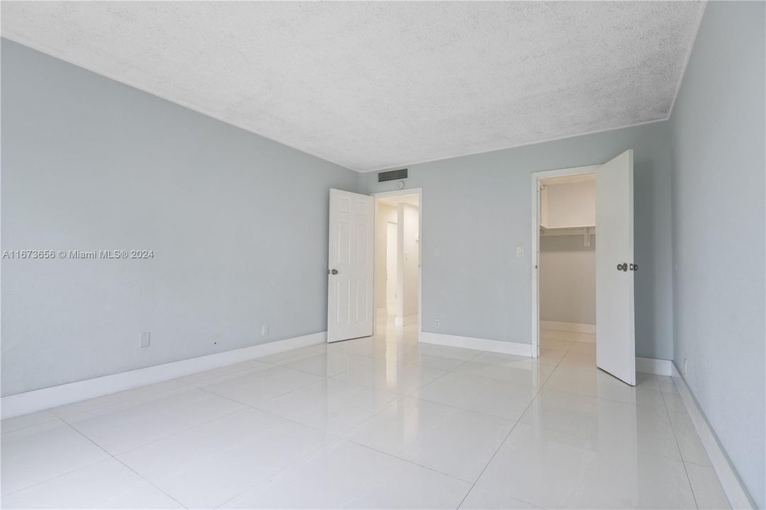 For Sale: $262,000 (1 beds, 1 baths, 810 Square Feet)