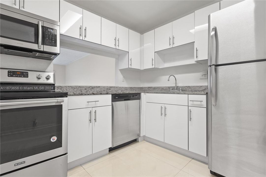 For Sale: $262,000 (1 beds, 1 baths, 810 Square Feet)