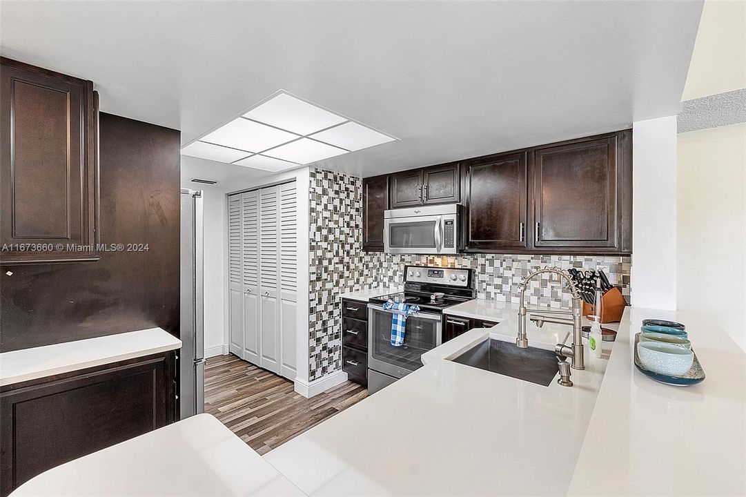 For Sale: $289,900 (2 beds, 2 baths, 986 Square Feet)