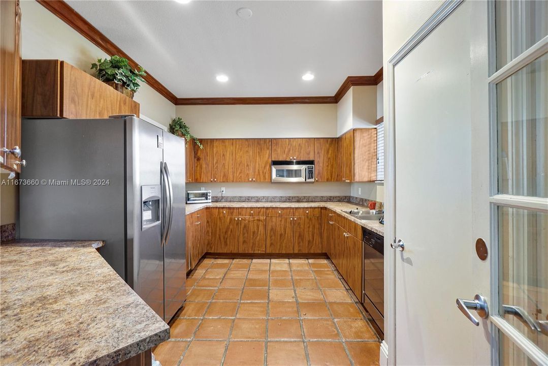 For Sale: $289,900 (2 beds, 2 baths, 986 Square Feet)