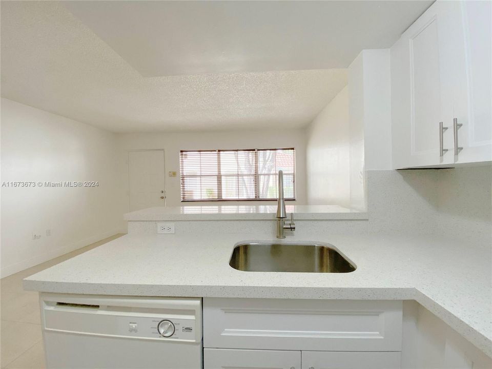 For Sale: $280,000 (1 beds, 1 baths, 608 Square Feet)