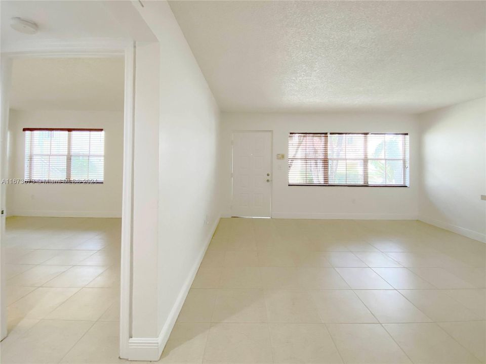 For Sale: $280,000 (1 beds, 1 baths, 608 Square Feet)