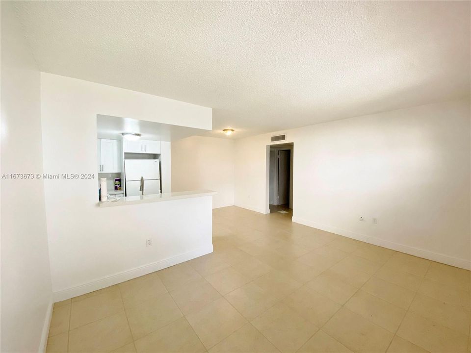 For Sale: $280,000 (1 beds, 1 baths, 608 Square Feet)