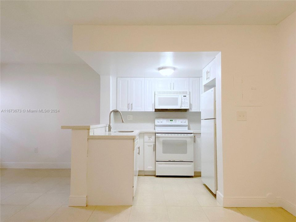 For Sale: $280,000 (1 beds, 1 baths, 608 Square Feet)