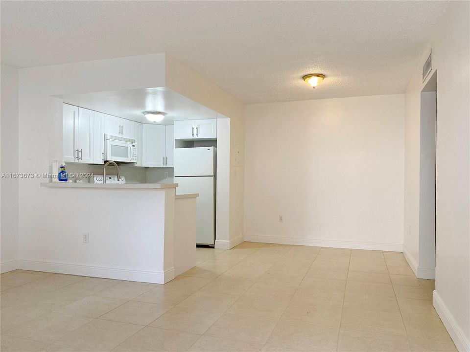 For Sale: $280,000 (1 beds, 1 baths, 608 Square Feet)