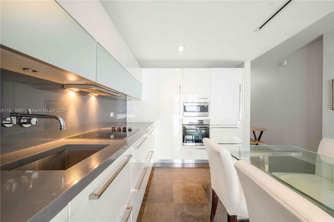 For Sale: $635,000 (1 beds, 1 baths, 1000 Square Feet)