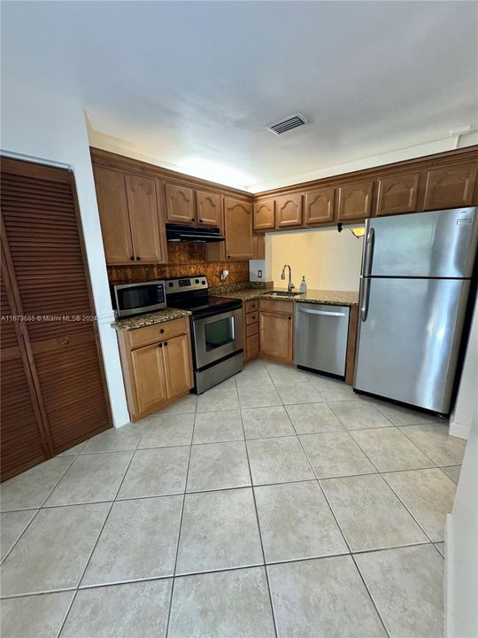 For Sale: $279,000 (2 beds, 2 baths, 1220 Square Feet)