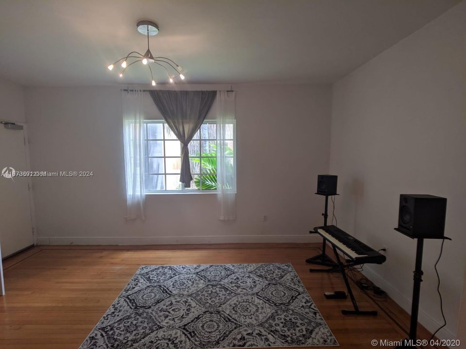 For Sale: $200,000 (1 beds, 1 baths, 570 Square Feet)