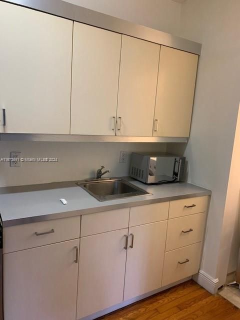 For Sale: $200,000 (1 beds, 1 baths, 570 Square Feet)