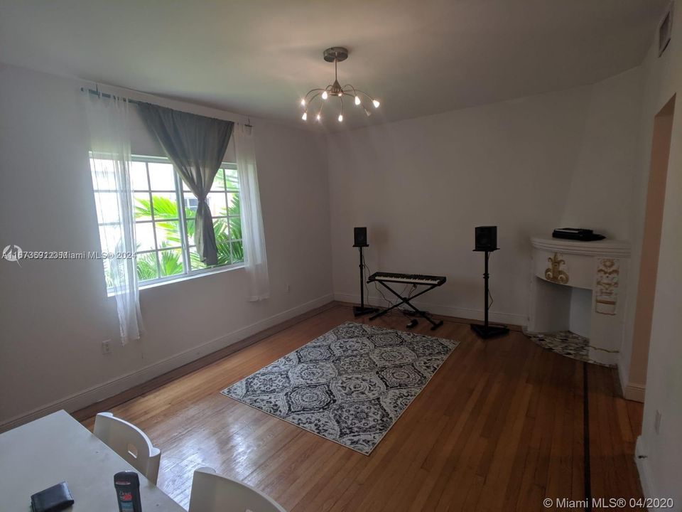 For Sale: $200,000 (1 beds, 1 baths, 570 Square Feet)