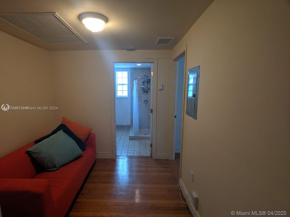 For Sale: $200,000 (1 beds, 1 baths, 570 Square Feet)