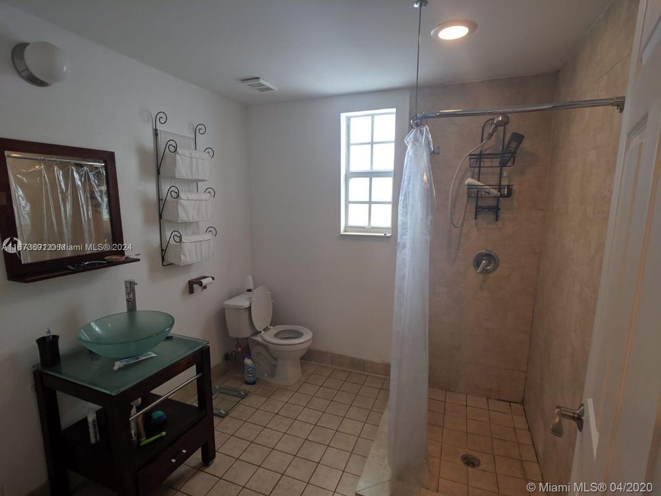 For Sale: $200,000 (1 beds, 1 baths, 570 Square Feet)