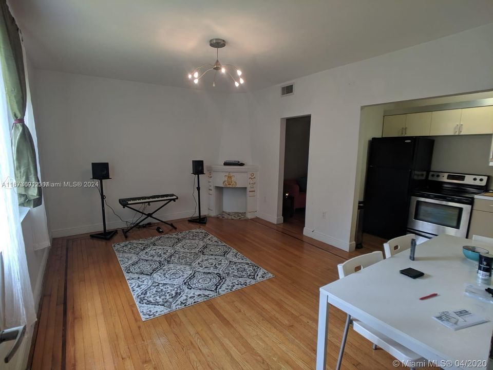 For Sale: $200,000 (1 beds, 1 baths, 570 Square Feet)