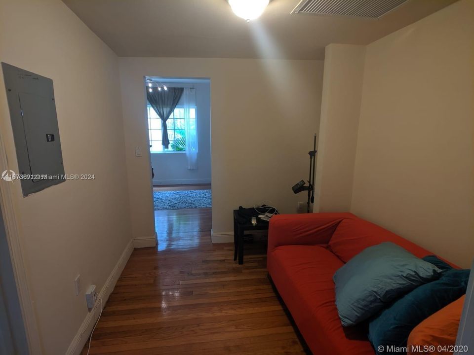 For Sale: $200,000 (1 beds, 1 baths, 570 Square Feet)