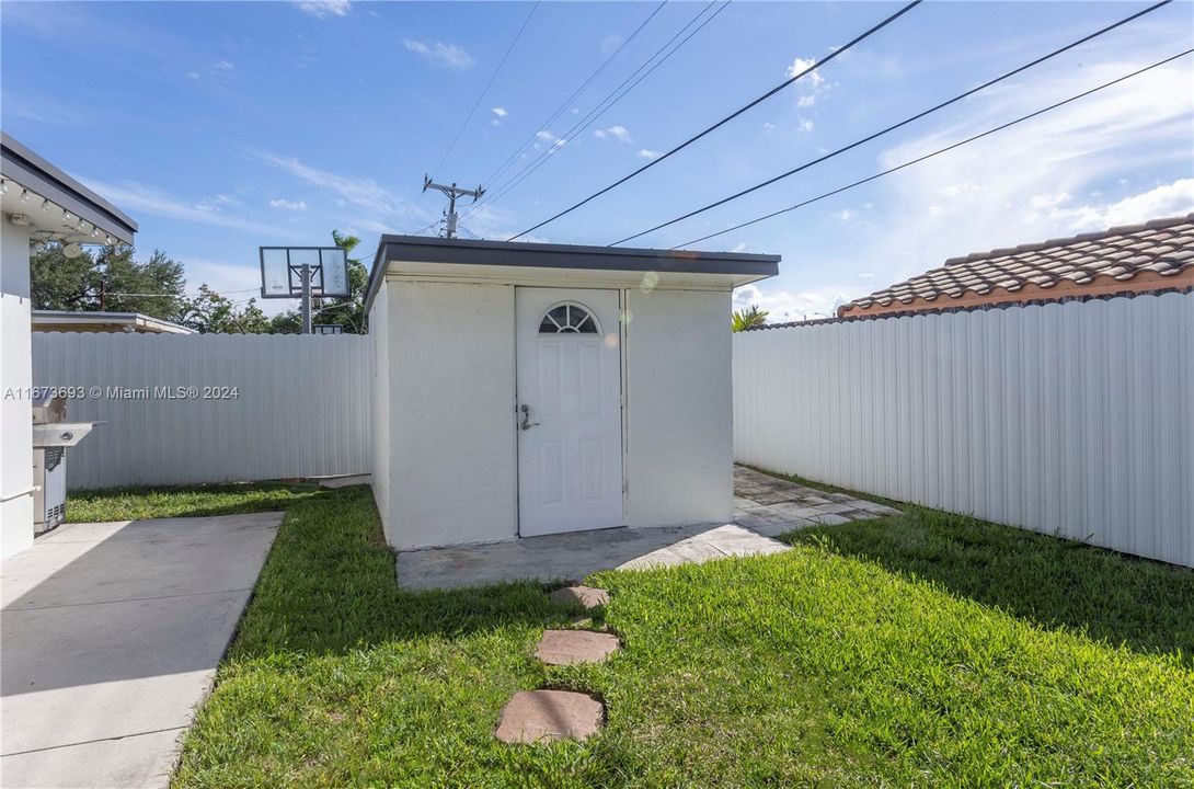 For Sale: $715,000 (3 beds, 3 baths, 1598 Square Feet)